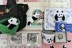 シャンシャンの中国行きを前に「わすれな草」をデザインしたお菓子や、キルティングでシャンシャンを表現したバッグ(写真:筆者撮影/東洋経済オンライン)