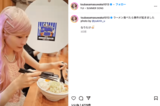 「あざとい」ツッコミ続出したラーメンを食べる益若つばさ（公式インスタグラムより）