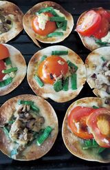 「今日の桃井BAR。餃子のかわでプチピザ作ってみました。仰せの通りもっとも好むピザ生地です。やるべし。」（2020年6月21日）