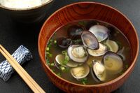 みそ汁のしじみ「食べる・食べない論争」管理栄養士の回答は「栄養面では食べたほうがいい」では食べたあと…