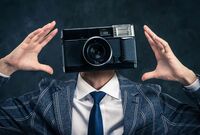 エッチな秘密兵器でスカートの中をパシャリ、小学校校長の愚行にあ然