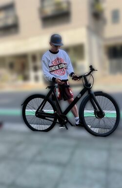 高級電動自転車(上のフレームまでの車高862ミリ)を携える木村
