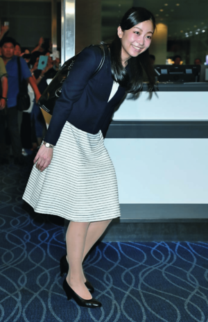 カジュアルな印象のボーダー柄もブラックのジャケットや小物でフォーマルな雰囲気に。イギリス留学ご出発（2017年9月12日）写真／JMPA