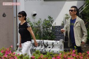 2012年、結婚１周年の夏木マリと斉藤ノブ氏をキャッチ！常に妻の後ろを歩く夫だった