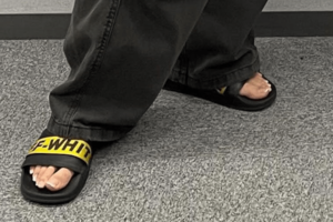 清潔感皆無と言われたサンダルからはみ出る足の指の爪（なにわ男子ファンによるXのツイートより）