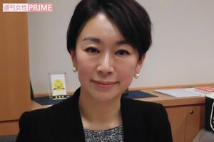 2万7862人の署名を手にする山尾志桜里議員