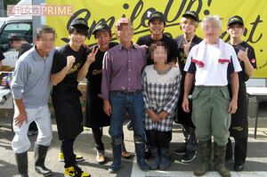 '19年、台風19号の大雨によって浸水被害を受けたMさんと写真を撮るジャニーズの5人。現場は笑顔があふれていたという