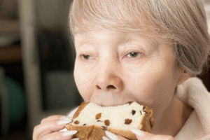 大好きなレーズンパンをほおばる研ナオコ（本人公式インスタグラムより）