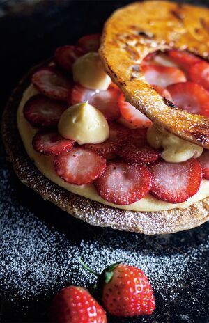 注文後に仕上げるできたて感がうれしい。甘さ控えめで最後まで軽快に食べられる。1400円