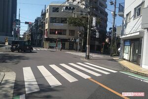 住山容疑者の車に被害者が巻き込まれた交差点の横断歩道。事故直後から血痕はなかったという