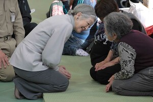 東日本大震災当日から約2か月後、当時の天皇陛下と岩手県への日帰りで被災者を見舞われた美智子さま（2011年5月6日） 