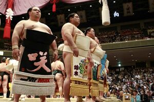 色とりどりの化粧まわしが並ぶ(日本相撲協会公式Xより)