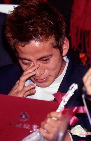 卒業式で号泣する岡田准一