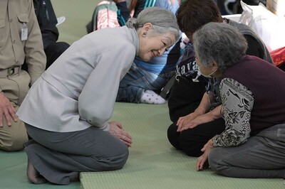 東日本大震災当日から約2か月後、当時の天皇陛下と岩手県への日帰りで被災者を見舞われた美智子さま（2011年5月6日） 