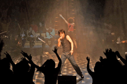 ブラジルでのコンサートの様子。宮沢と観客の熱気がすごい