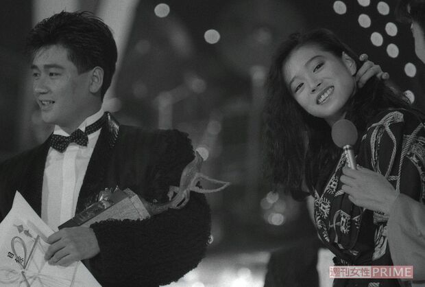 近藤真彦と中森明菜、第13回『日本テレビ音楽祭』でのツーショット。明菜はよくこのセクシーな髪のかきあげ方をしていた