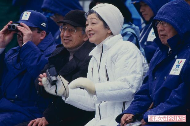 平成10年3月、長野冬季オリンピックで双眼鏡を片手に観戦される上皇ご夫妻。