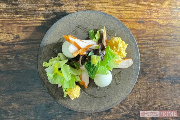 サラダチキンのパックに残った出汁をサラダにかけて完成！