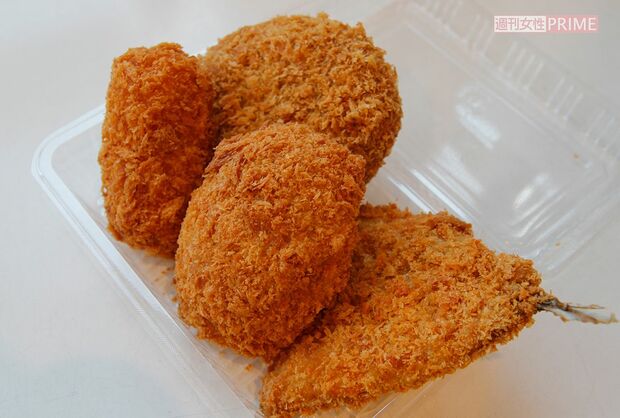 こちらも人気の松阪牛と、ネーミングが秀逸な黒豚の「歴史的メンチカツ」は450円（税別）