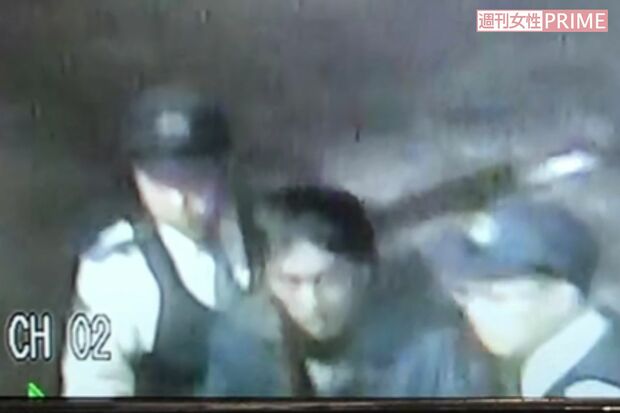 逮捕後、警察官に囲まれ現場を訪れる神尾容疑者が防犯カメラに残っていた