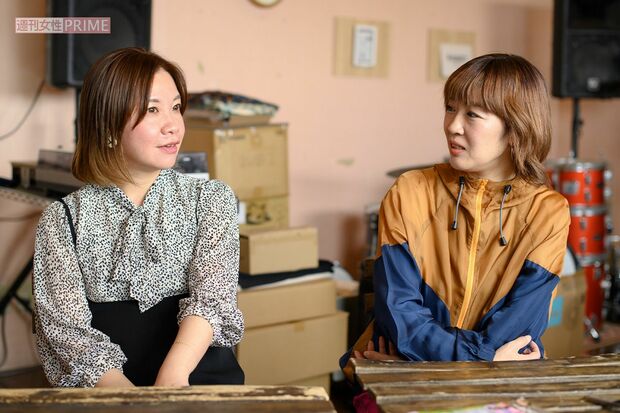 『花＊花』写真左・こじまいづみ、右・おのまきこ。ともに兵庫県出身。こじまは京都、おのは大阪在住