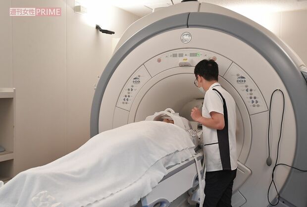 MRI検査を受けるライター