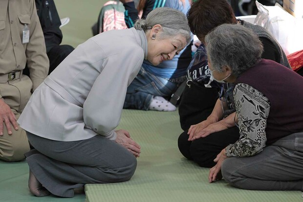 東日本大震災当日から約2か月後、岩手県への日帰りで被災者を見舞われた美智子さま（2011年5月6日）