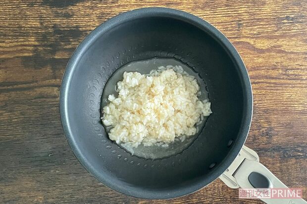 （3）水を大さじ2杯入れ、中火で3分加熱する