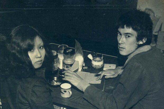 出会った当初、曲を作る鮎川さんの横で悦子さんもよく歌っていた