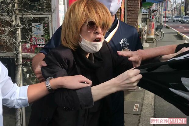 被害男性の胸ぐらをつかんで揺さぶる成島明彦容疑者。周囲の制止もきかず（目撃者提供）