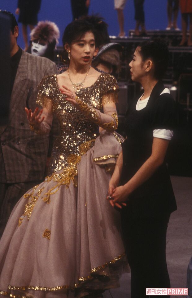 『夜のヒットスタジオ』で談笑する、中森明菜と小泉今日子