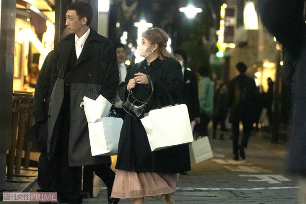 空気階段・水川かたまり結婚式　同じ方向に帰っていったやさしいズタイ(左)と世間知らズ西田(右)