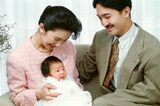 '91年12月、生後2か月の眞子さまを秋篠宮さまと紀子さまは幸せそうに見つめられて