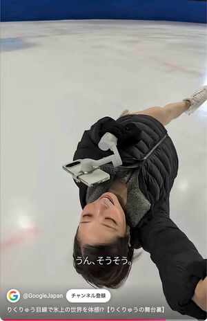 『Google Chrome』の新CMで、自撮り棒を手にした状態で「デススパイラル」を披露した“りくりゅう”こと三浦璃来と木原龍一（YouTubeより）