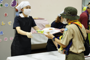 8月10日、「日本アグーナリー」で、全国から参加した子どもたちに笑顔でカレーを配膳される佳子さま