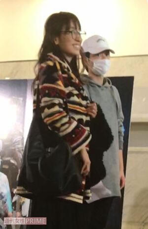 帽子にマスクの小池と、変装なしでメガネに薄化粧の永