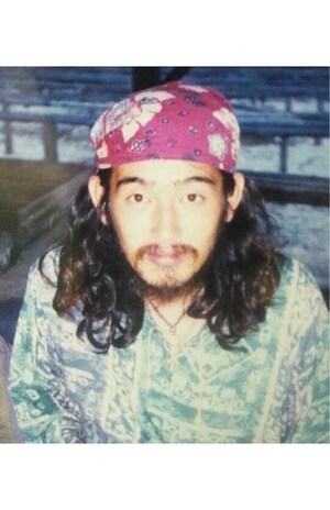 1年半にわたる過酷な旅で、長い髪にヒゲがトレードマークになったしゅくはじめ（事務所提供）