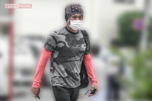 2020年5月、コロナ禍で厳戒態勢で外出する吉川晃司