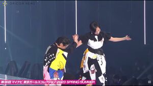 『東京ガールズコレクション2023』のランウェイに登場したひろゆき夫妻（オリコンニュースYouTubeより）