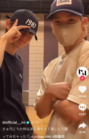 TikTokに“ichibanチャレンジ”をアップした『INI』の田島将吾（左）と木村柾哉（右）