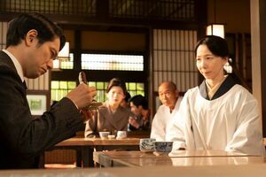 甘味処『竹もと』で修業する梅子（平岩紙）のあんこの味を審査し続けた桂場。そして、ついに出したお墨付き（C)NHK