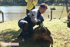 ワニガメを捕獲した白輪園長