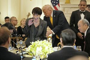 日米首脳会談後の夕食会で、トランプ大統領のエスコートで着席する高市早苗首相（日本時間3月20日、共同通信社）