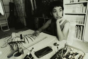 デビュー後、12年間暮らした中目黒の自宅兼仕事場にて。忙しい仕事の合間に飲み歩くのも楽しみのひとつだった