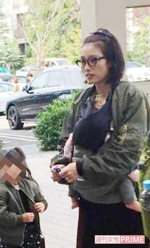 プロペラを代官山『蔦屋書店』の屋根の上に乗せてしまった木下優樹菜。男性2人が肩車をして手をのばすのを固唾をのんで見守った