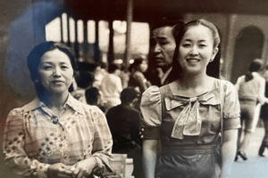 当時から「唯一、信じられると思った」母親（写真左）への信頼は厚い