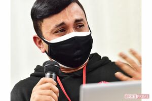 「先月、バングラディシュに避難していた父親が病気で亡くなりました。病気と知っていたけれど、何もしてあげられなかった。仮放免だから」と涙ながらに訴えたミャンマーを追われたロヒンギャのミョーチョーチョーさん（撮影／畔柳ユキ）