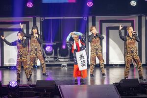 塚田扮する老女“美婆さん”に会場は爆笑の渦（撮影／北村史成）