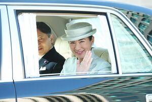 白を基調とした洋装で皇居に入られる雅子さま。お声がけに丁寧に応じられた（1月10日）