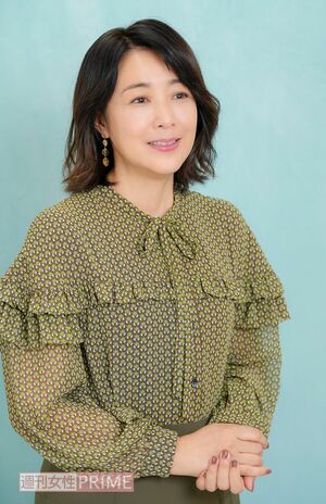 菊池桃子　撮影／伊藤和幸　ブラウス：Soclose,／スカート：DAMAcollection／ピアス：NATURALIJEWELRY